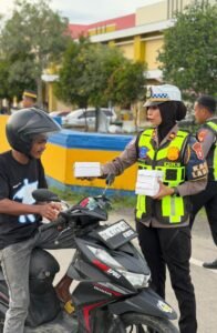 Aksi Humanis Ramadan, Polisi di Halmahera Tengah Bagikan Takjil dan Edukasi Tertib Lalu Lintas
