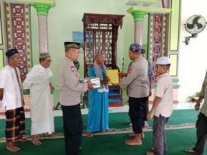 Polres Ternate Salurkan Wakaf Al-Qur’an di Pulau Moti, Perkuat Ibadah dan Harkamtibmas Selama Ramadan