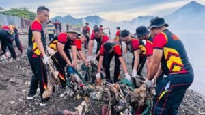 Brimob Polda Maluku Utara & Warga Bersihkan Pantai Kalumata Wujudkan Lingkungan Asri