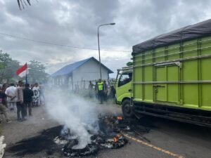 Puluhan Personel Polresta Tidore Amankan Aksi Warga Tuntut Pencopotan Kades Gita Raja