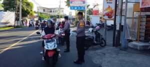 Polsek Ternate Selatan dan Bhayangkari Bagikan Takjil untuk Pengendara di Bulan Ramadan