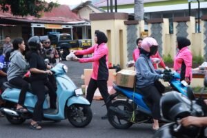 Polres Ternate dan Bhayangkari Bagikan Takjil, Pererat Silaturahmi di Bulan Ramadan