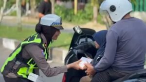 Satlantas Polres Halmahera Tengah Bagikan 100 Dus Takjil kepada Pengendara di Bundaran Desa Were