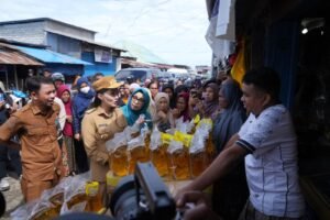 Gubernur Sherly Tjoanda Pantau Distribusi Minyakita dan Beras Badan Urusan Logistik SPHP di Pasar Rakyat Galala
