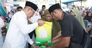 Wali Kota Ternate Bagikan Sembako Ramadan untuk Warga Bastiong